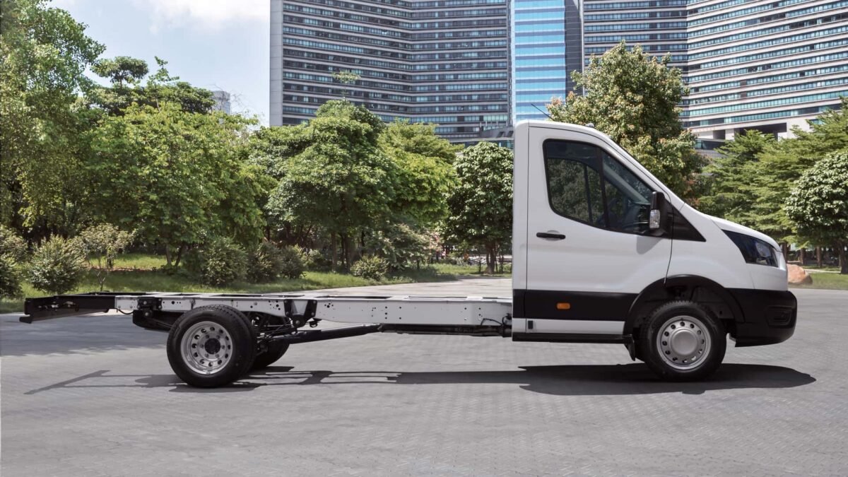 ford transit ganha versoes chassi cabine 2
