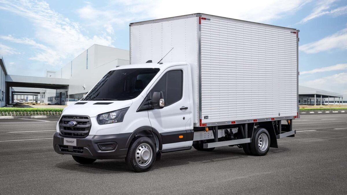 ford transit ganha versoes chassi cabine 3
