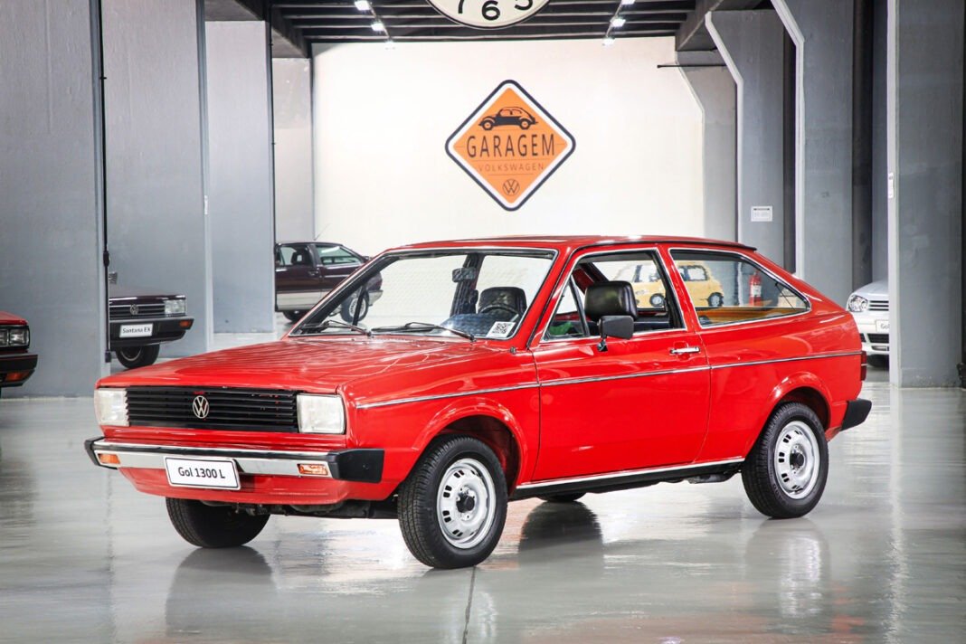 O Gol 1300, na vibrante cor Vermelho Calipso, foi o primeiro modelo do tipo a receber placa preta no Brasil (Volkswagen)