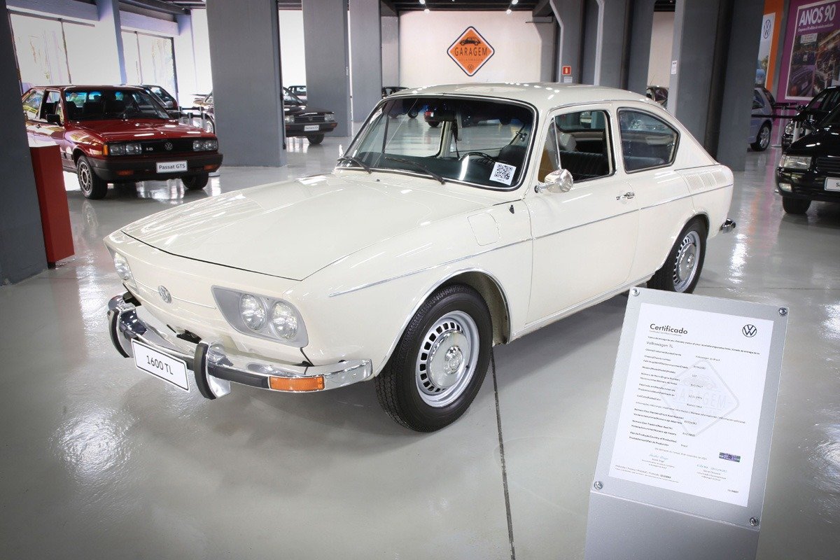 TL 1972, na cor branco-lótus, preservado na Garagem VW (Volkswagen)