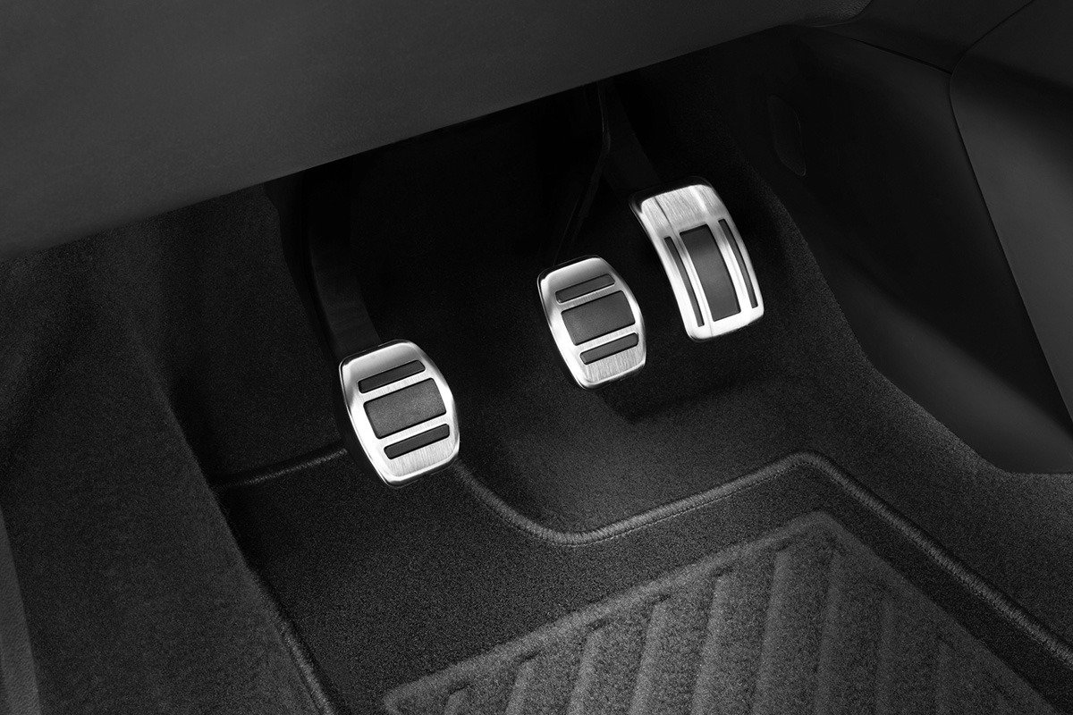 A MOPAR também oferece capas cromadas para os pedais do Peugeot 208 