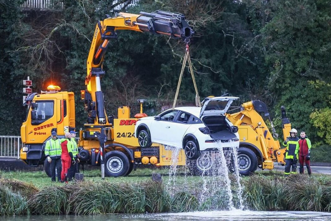 Carro elétrico da Lancia sendo retirado do rio